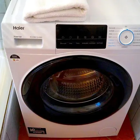 Moderne Nahe Bahnhof Und Dem Goitzschesee * Bitterfeld-Wolfen