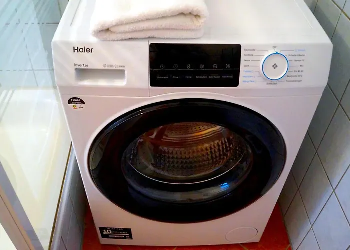 Moderne Nahe Bahnhof Und Dem Goitzschesee * Bitterfeld-Wolfen